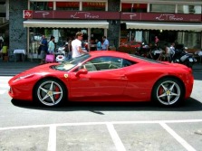 À porta da loja da Ferrari