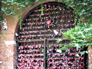Cadeados e promessas no portão da Julieta